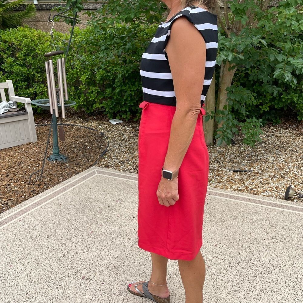 RED,āBLACKĀ ANDāWHITEāSTRIPEāSLEEVELESSāDRESSā - Picture 2 of 8